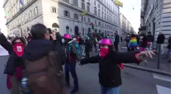 İtalya'da kadına yönelik şiddet protesto edildi