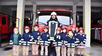 Konya Büyükşehir Belediyesi, Medeniyet Okulu Projesi kapsamında minik öğrencilere yönelik itfaiye eğitimleri düzenliyor