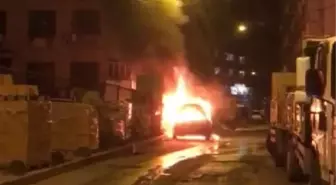 BEYOĞLU'NDA OTOMOBİL ALEV ALEV YANDI