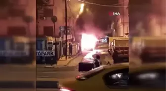 Beyoğlu'nda park halindeki otomobil yanarak kül oldu