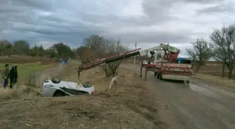 Beyşehir'de otomobilin menfeze devrilmesi nedeniyle 2 kişi yaralandı