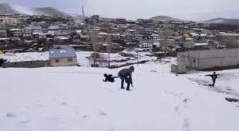 Çocuklar kar topu oynayıp kızakla kayarak eğlendi