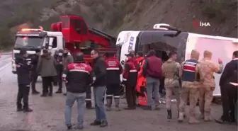 Erzincan'da yolcu otobüsü devrildi: 24 yaralı