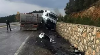 Yoldan çıkan tır, istinat duvarına çarptı