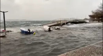 BALIKESİR'DE KUVVETLİ RÜZGAR; SAHİLDEKİ RESTORANLARI SU BASTI