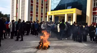 Isparta İl AFAD Müdürlüğü, Eğirdir Belediyesi İtfaiye Müdürlüğü ve İlçe Milli Eğitim Müdürlüğü işbirliği ile Eğirdir'de gerçeğini aratmayan tatbikat...