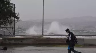 İstanbul'da hayatı felç eden fırtına bu gece ve yarın da sürecek