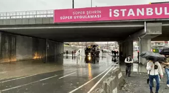 Unkapanı alt geçidinde sağanak nedeniyle rögarlar tıkandı