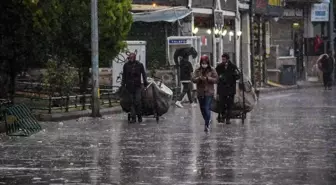 Herkes fırtınadan kaçarken onlar ekmeklerinin peşinde koşuyor