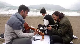 Lodosa aldırış etmeyip sahilde gitar çaldılar
