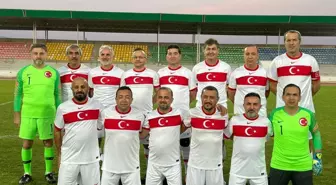 Milletvekili Cora, TBMM Parlamenterler Futbol Takımı'nın kalesini koruyor