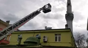 Şiddetli rüzgar cami minaresinde hasara neden oldu