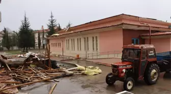Yalova'da kuvvetli lodos nedeniyle bir okulun çatısı uçtu