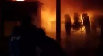 Elektrik kontağından çıkan yangında 2 ev ve 2 traktör küle döndü