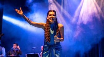 Esra Zeynep Yücel sahnede sevenlerini şaşırttı