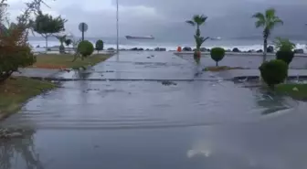 İskenderun'da deniz taştı