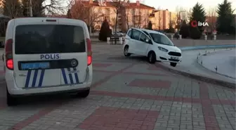 Alkollü sürücü aracıyla parka girdi