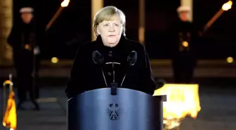 Başbakanlığı devredecek olan Merkel'e Alman ordusundan veda töreni