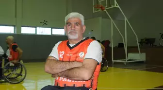 İlçe protokolü, tekerlekli sandalyede engellilerle basketbol oynadı