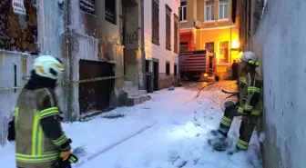 İzmir'de metruk binada yangın