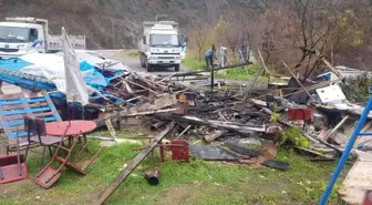 Yol kenarındaki baraka alevlere teslim oldu