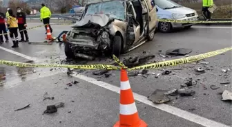 Burdur'da hafif ticari araç, TIR'a çarptı: 4 ölü