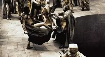 Efsane film 300 Spartalı'nın akıllara kazınan 'This is Sparta' sahnesi 10 farklı dilde dublajlandı