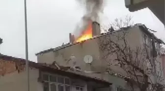 (Ek Fotoğraf ve Bilgilerle) Bağcılar'da çatı katında doğal gaz patlamasının ardından yangın çıktı