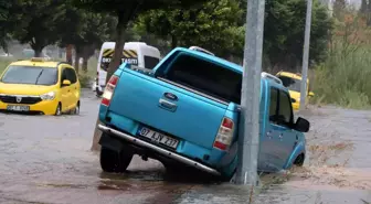 Antalya'da yollar dere yatağına döndü, araçlar mahsur kaldı