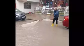 EDİRNE'DE 'ALTYAPI YETERSİZLİĞİ' TEPKİSİ; SU DOLU CADDEYE AĞ ATTILAR