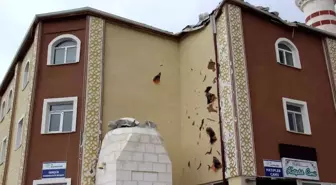 Caminin minaresi kuvvetli rüzgara dayanamadı