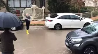 Vatandaştan ilginç tepki! Göle dönen yola ağ atıp balık tutmaya çalıştı