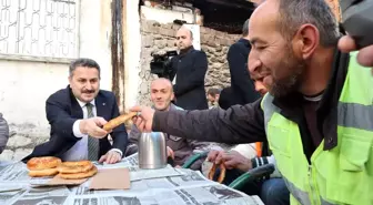 Başkan Eroğlu'dan belediye işçilerine çay ile simit ikramı