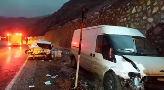 Adıyaman'da otomobil ile minibüs çarpıştı, 3 kişi yaralandı