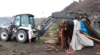 Plajlar bölgesindeki yapıları belediye ekipleri yıktı