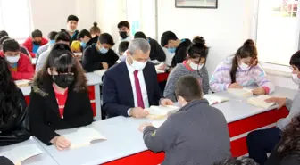 AHENK Projesi kapsamında Kaymakamımız Abdulkadir DEMİR; Manavgat Fatma Temel Turhan Anadolu Lisesinde düzenlen kitap okuma etkinliğine katıldı.