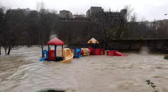 İspanya'da sel ve toprak kayması: 1 ölü