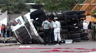 Meksika'da göçmenleri taşıyan kamyon devrildi, en az 53 kişi hayatını kaybetti