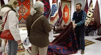 Belediye başkanı olduğunu kimse anlamıyor, il il gezip ilçesinin halılarını tanıtıyor