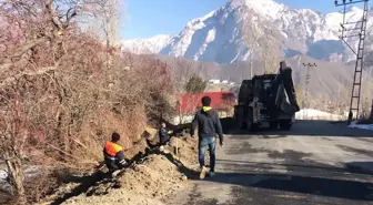 Belediye ekiplerinin dondurucu havada su mesaisi