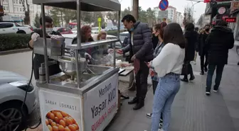 Trafik kazalarına dikkati çekmek için babasının öldüğü yerde lokma dağıttı