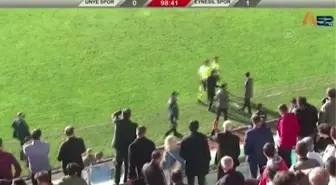 Kırmızı kart gösteren hakemi darbeden oyuncunun sözleşmesi feshedildi