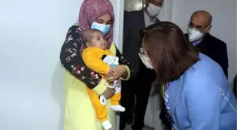 Babası tarafından dövülen Cihan bebeğe, protokol üyelerinden ziyaret