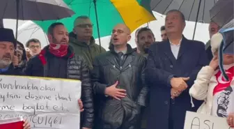 Beyoğlu'nda bir grup, Kovid-19 kapsamındaki seyahat kısıtlamalarını protesto etti