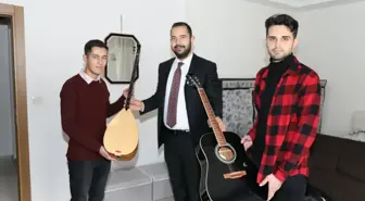 Çubuk Belediye Başkanı Demirbaş, evinde ziyaret ettiği öğrenciye bağlama hediye etti
