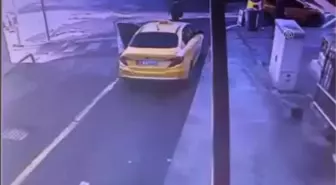 Sürücüsü araç dışındayken 200 metre sürüklenen kamyonet beton saksıya çarparak durabildi