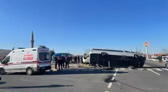 Son dakika haber... Minibüs ile otomobilin çarpıştığı kazada 7 kişi yaralandı