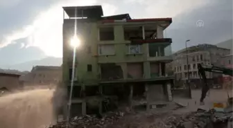 Tarihi Çarşı ve Hanlar Bölgesi çevresindeki binalar yıkıldı