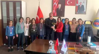 Belediye Başkanı Alihan Babat, voleybol il birincisi ortaokul öğrencilerini ödüllendirdi