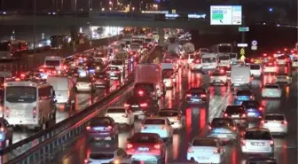 İSTANBUL'DA HAFTANIN İLK İŞ GÜNÜNDE TRAFİK YOĞUNLUĞU YÜZDE 75'E ULAŞTI